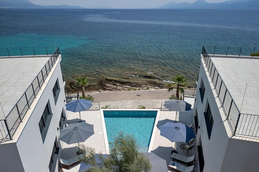 Vue aérienne de l'appartement avec piscine en bord de mer