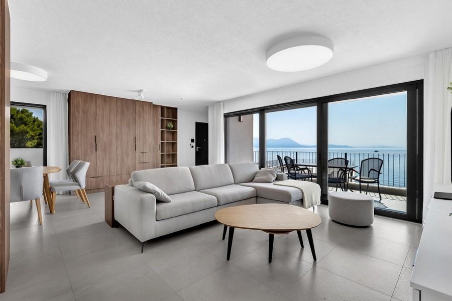 Séjour clair avec canapé et vue mer