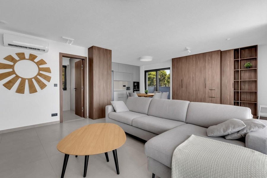 Séjour moderne avec canapé et plan ouvert