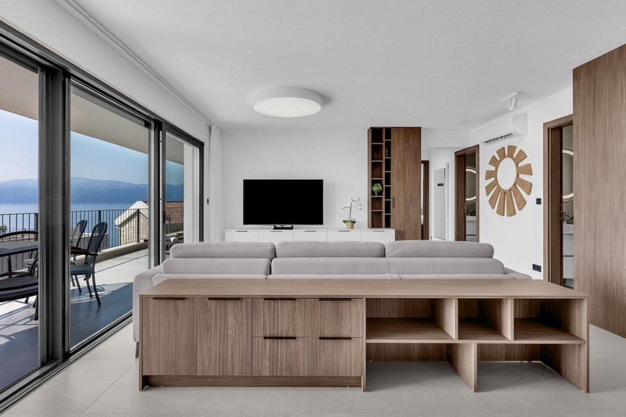 Salon avec téléviseur et vue mer en Croatie