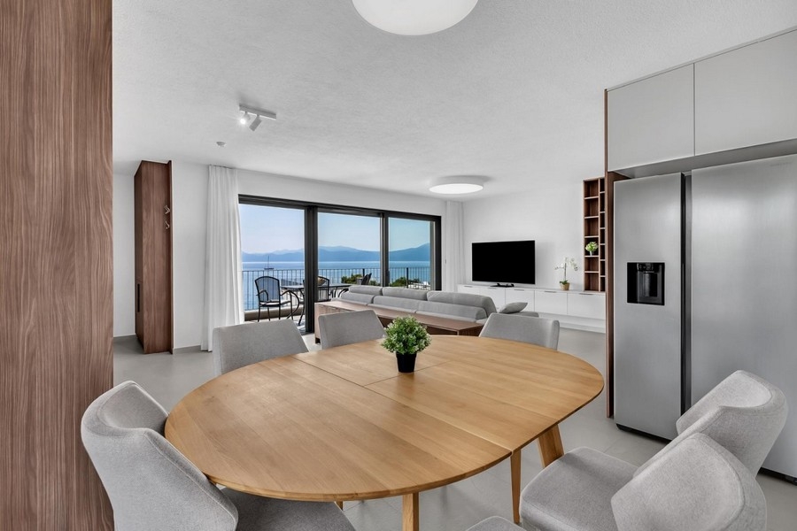 Salle à manger avec cuisine ouverte et vue mer