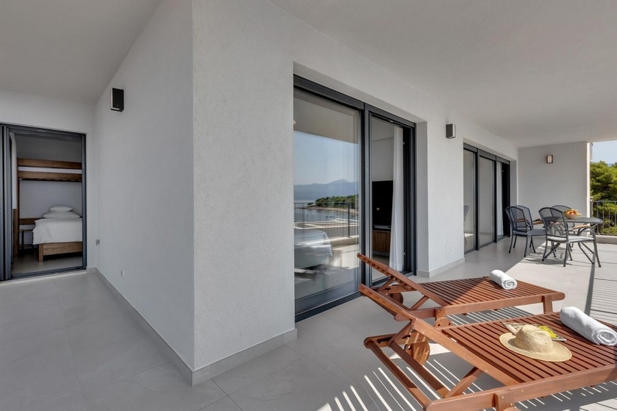 Pièce avec accès à la terrasse et coin salon