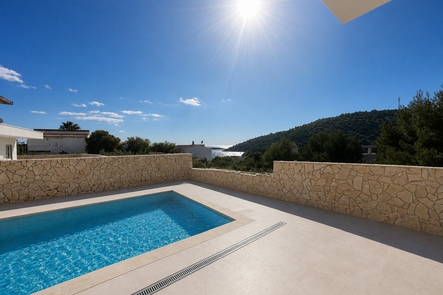 Piscine et terrasse avec vue mer en Croatie