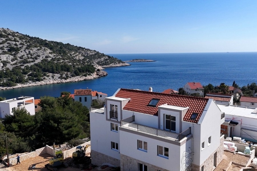 Immeuble d'habitation avec vue sur la baie de Rogoznica