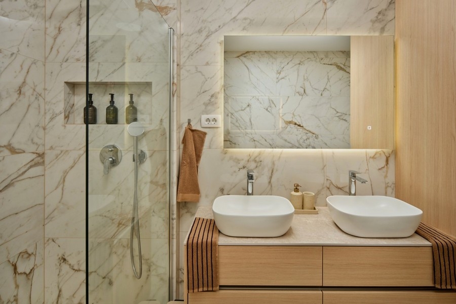 Salle de bains moderne avec douche à l'italienne