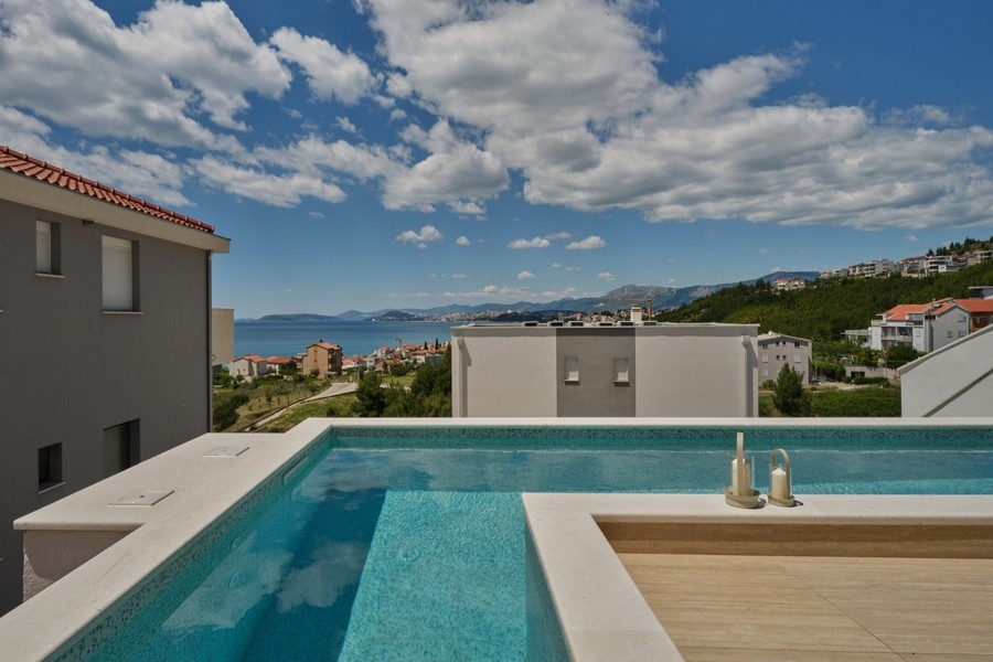 Piscine privée avec vue mer et solarium