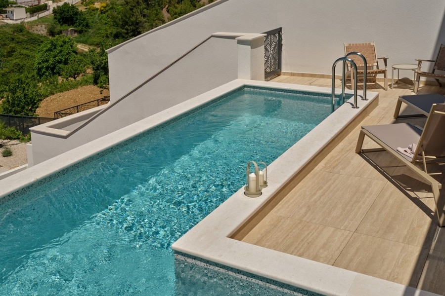 Espace piscine avec bains de soleil et terrasse