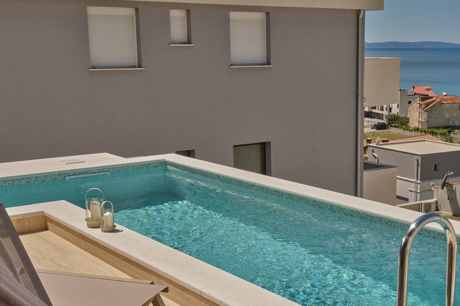 Piscine avec façade de la villa et vue mer en Croatie