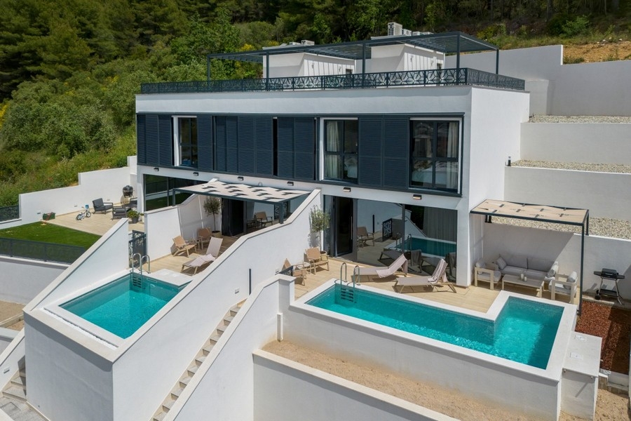 Villa de luxe moderne avec piscine et jardin