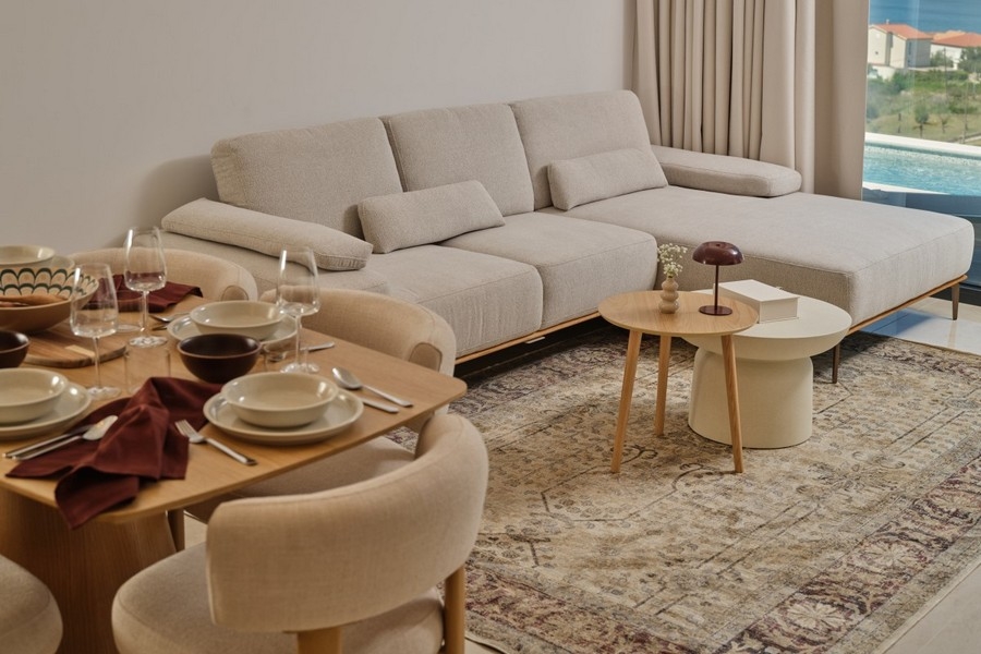 Séjour et coin repas avec mobilier haut de gamme