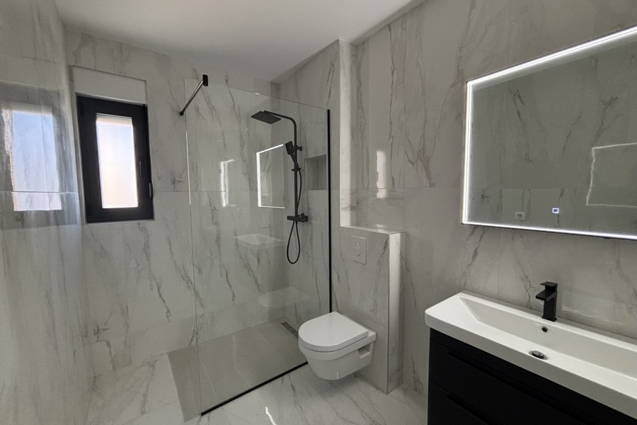 Salle de bains moderne avec douche