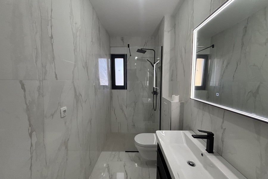 Salle de bains avec carrelage en marbre en Croatie