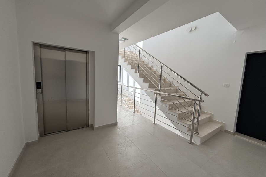 Entrée avec ascenseur et escalier