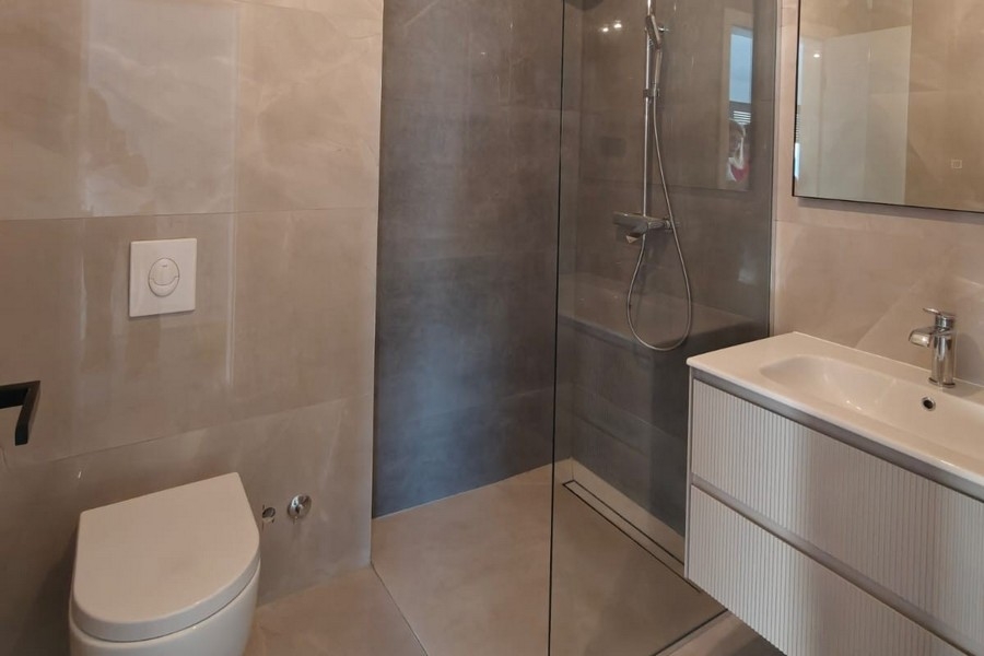 Salle de bains moderne avec douche