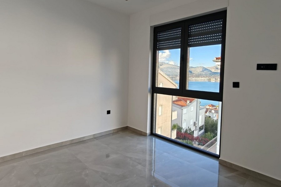 Pièce avec fenêtre d'angle et vue