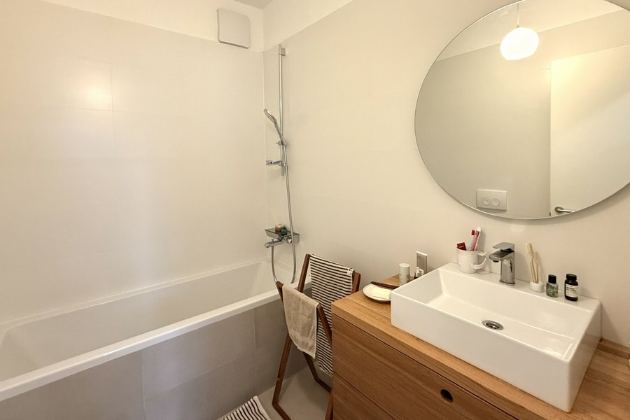 Salle de bains moderne avec baignoire
