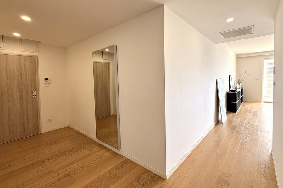 Entrée avec miroir et couloir