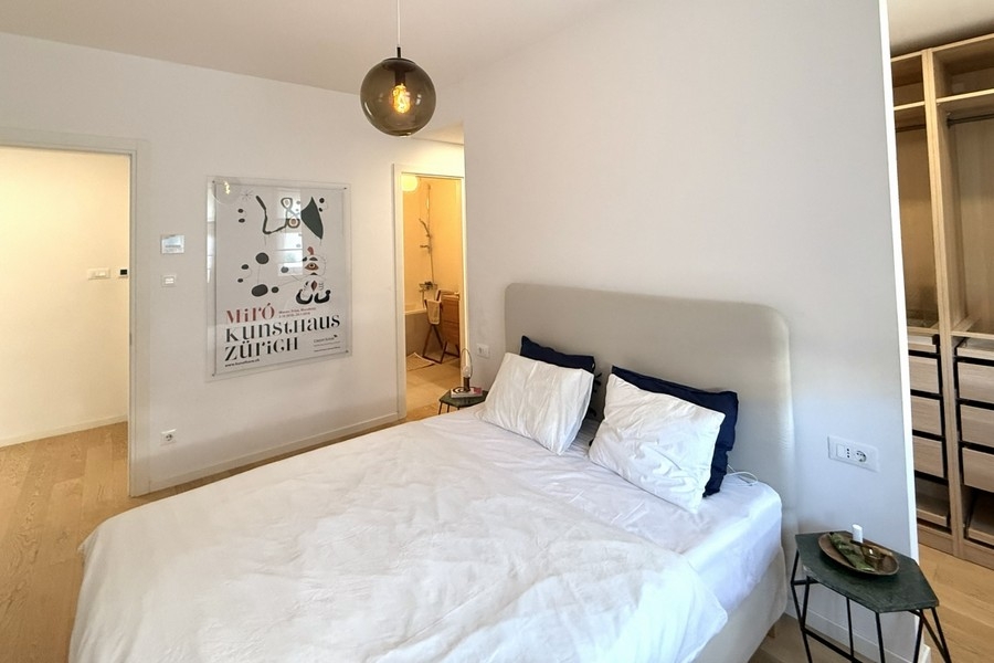 Chambre claire avec lit double