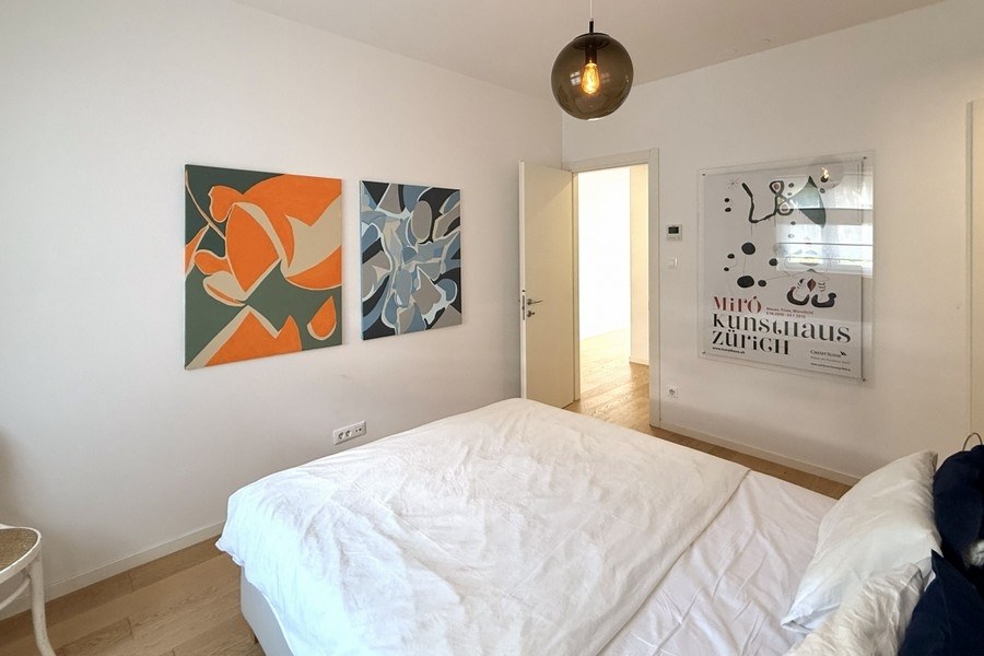 Chambre avec aménagement mural moderne