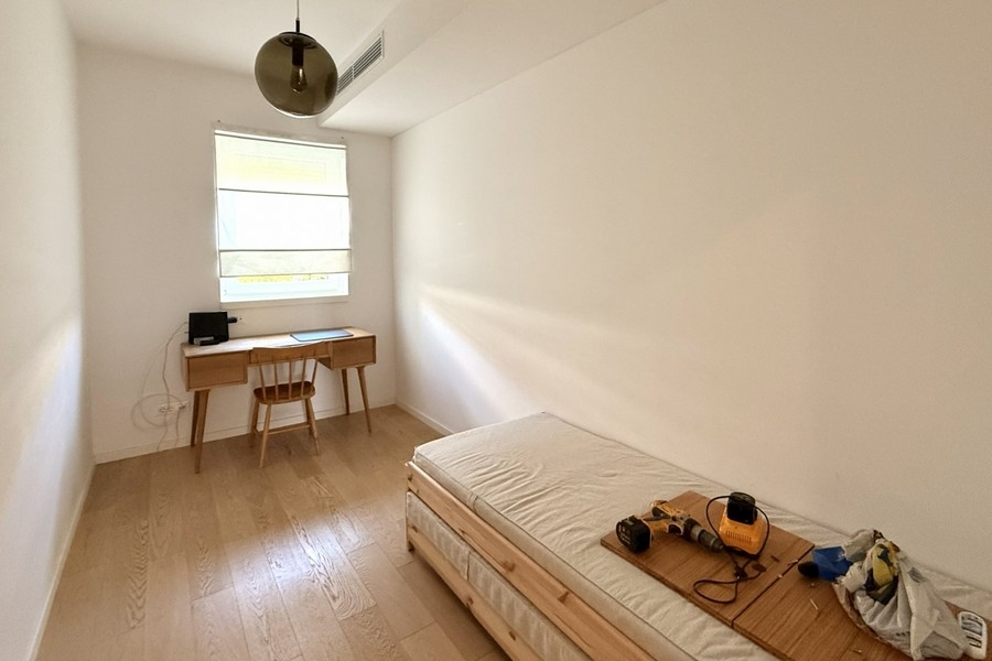 Pièce avec coin bureau près de la fenêtre