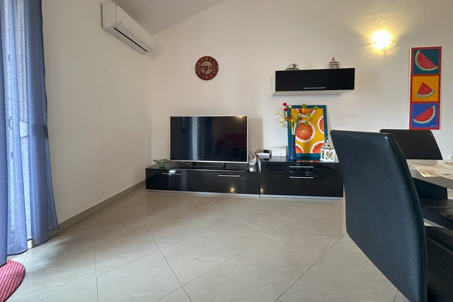 Séjour avec TV et coin salon