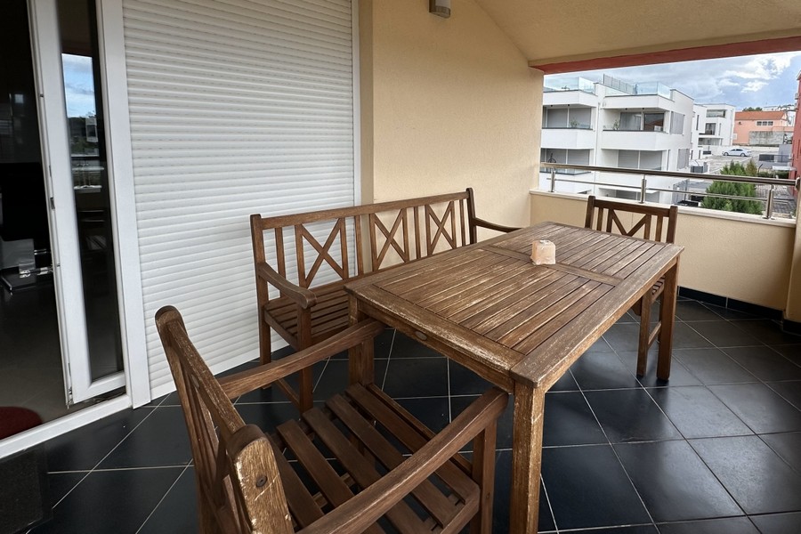 Terrasse couverte avec vue mer en Croatie