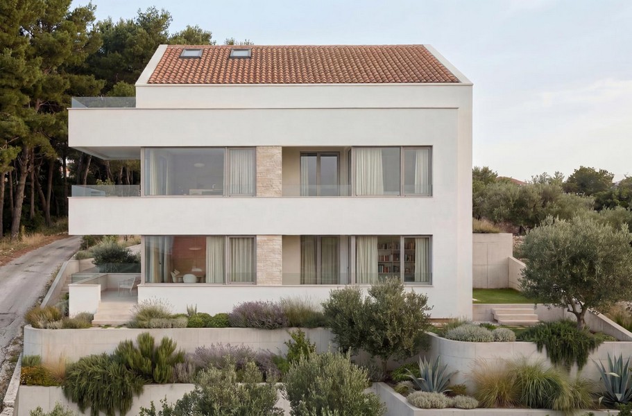 Immeuble neuf à façade en pierre et espaces extérieurs soignés