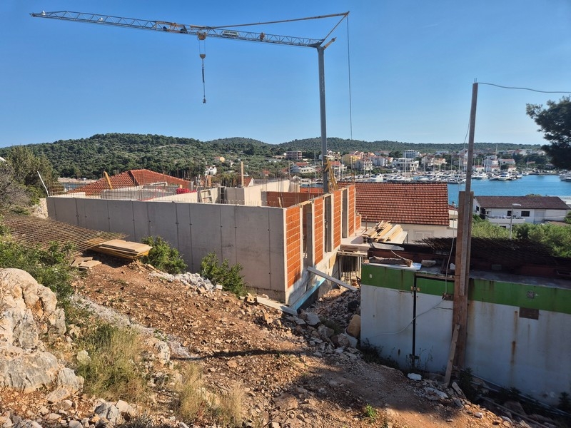 Terrain à bâtir avec vue sur le village et la mer