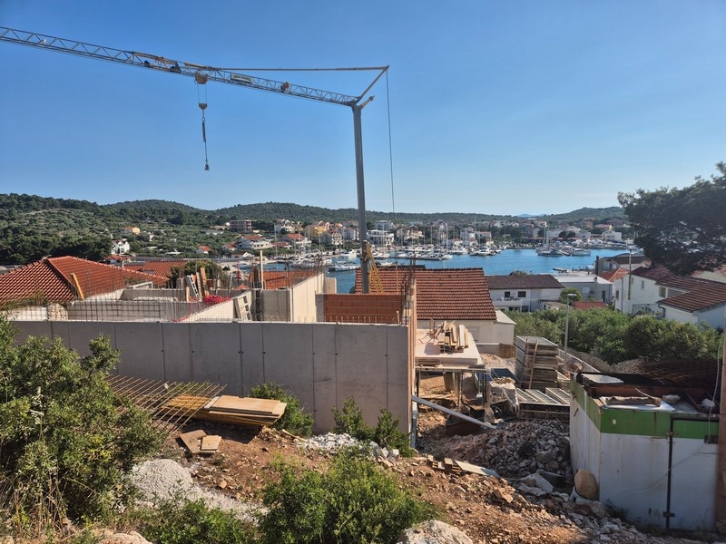Vue panoramique sur la mer et le village à Jezera en Croatie