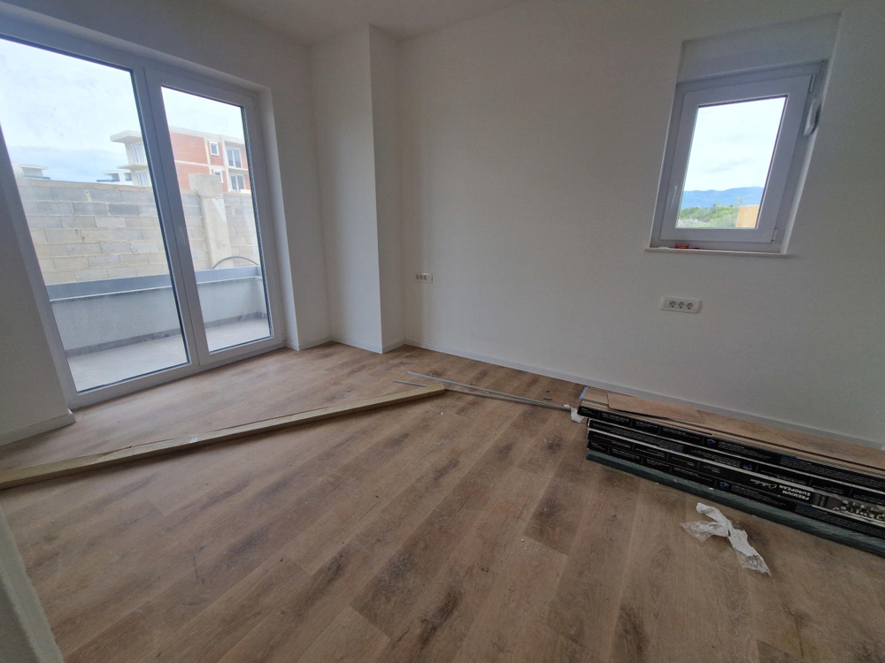 Pièce avec parquet et accès à la terrasse