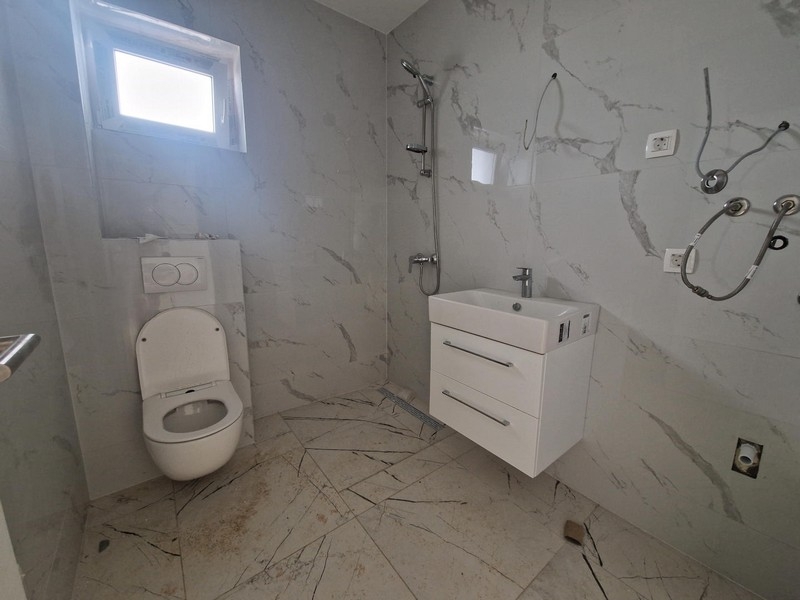 Salle de bains avec douche et fenêtre