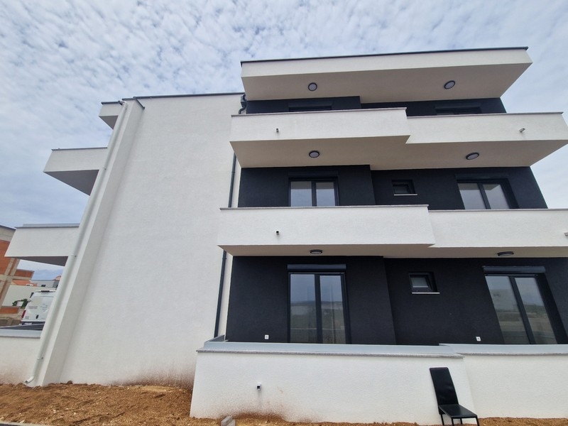 Vue arrière de l'immeuble d'appartements en Croatie