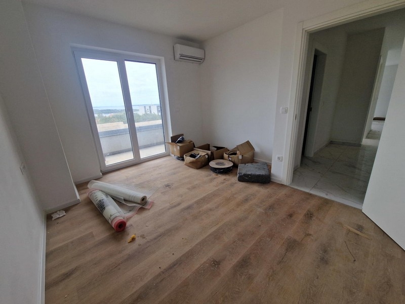 Chambre avec parquet dans l'appartement neuf