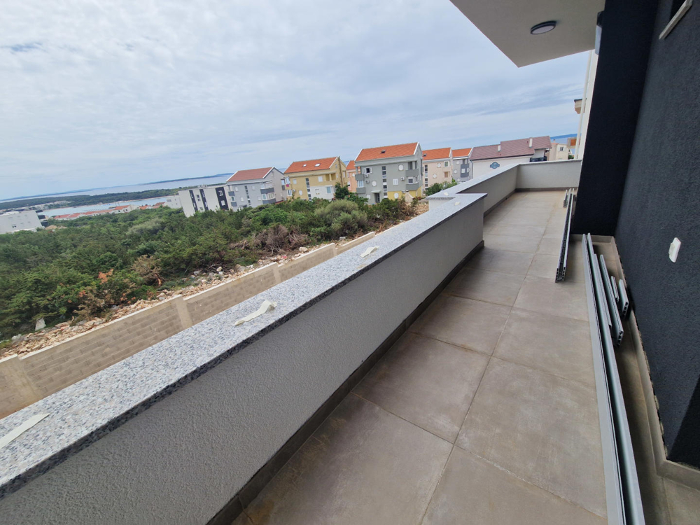 Terrasse avec vue mer d'un appartement neuf à Novalja