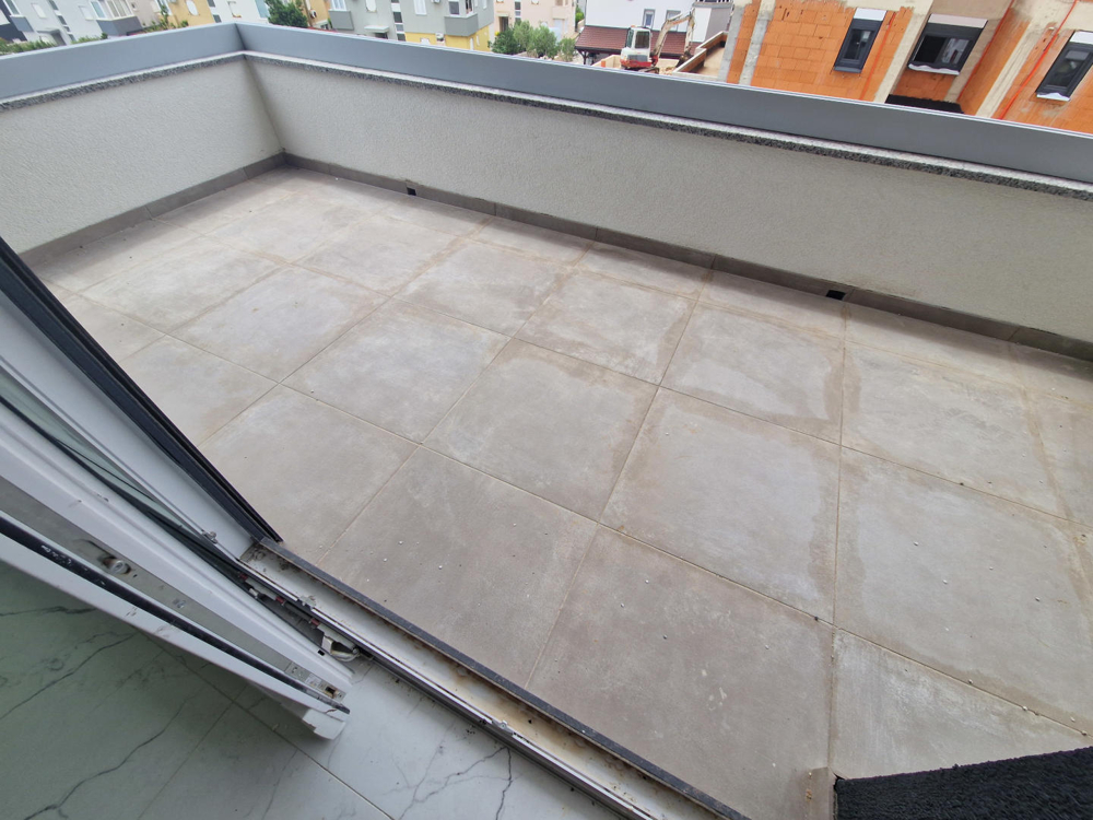 Grande terrasse couverte de l'appartement