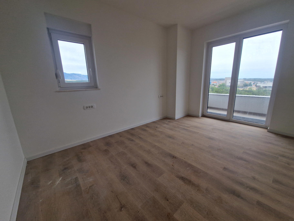 Chambre avec fenêtre et vue