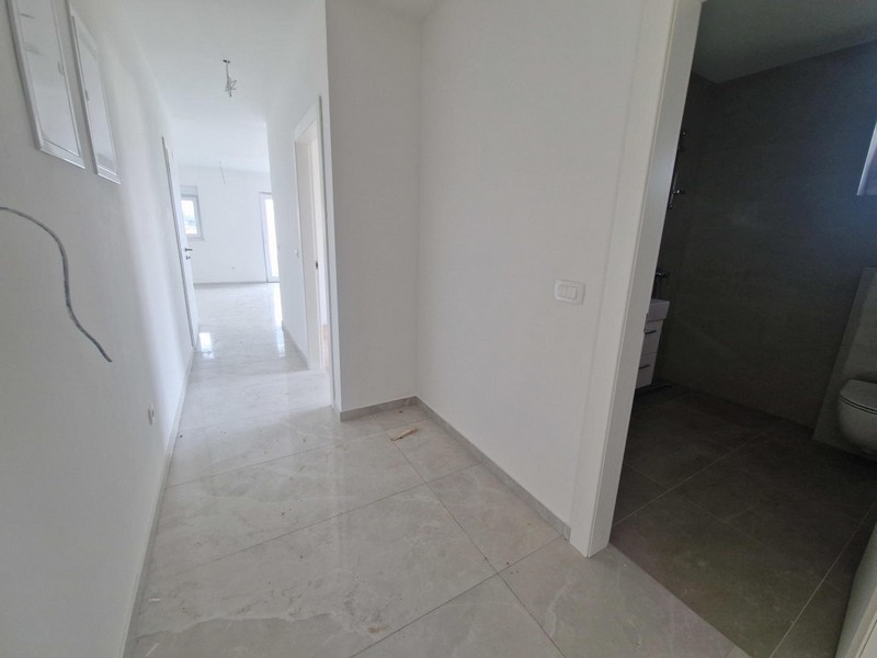 Couloir avec carrelage clair