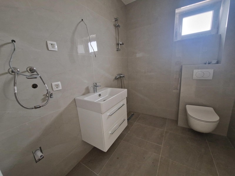 Salle de bains avec douche et WC suspendu
