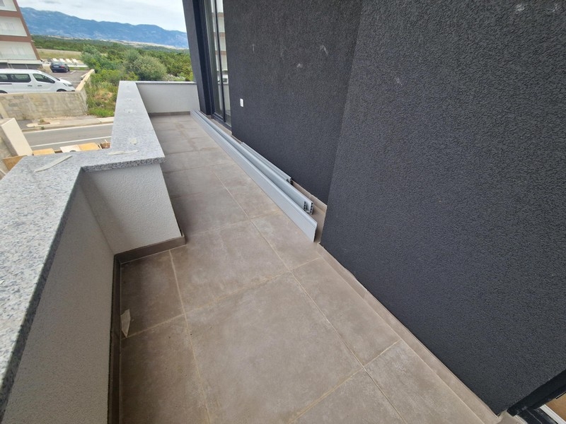 Balcon de l'appartement neuf avec vue sur Novalja