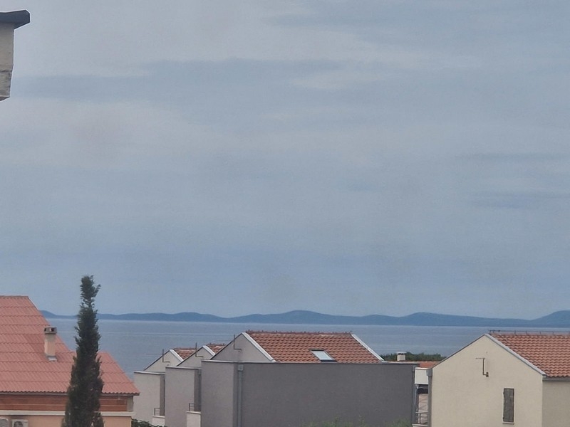 Vue mer au-dessus des toits de Novalja