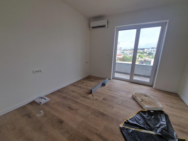 Chambre avec climatisation et porte du balcon