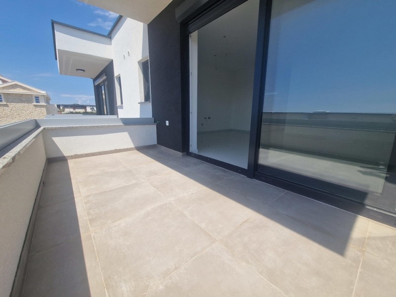 Résidence neuve moderne avec balcons en Croatie