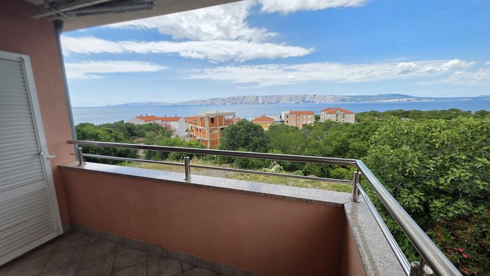 Vue du balcon sur la verdure et la mer