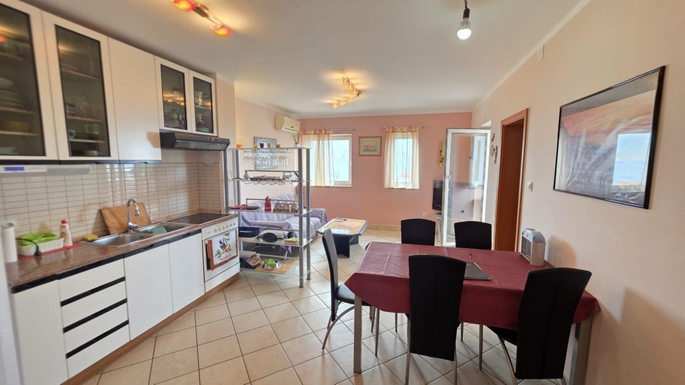 Séjour ouvert avec cuisine et table