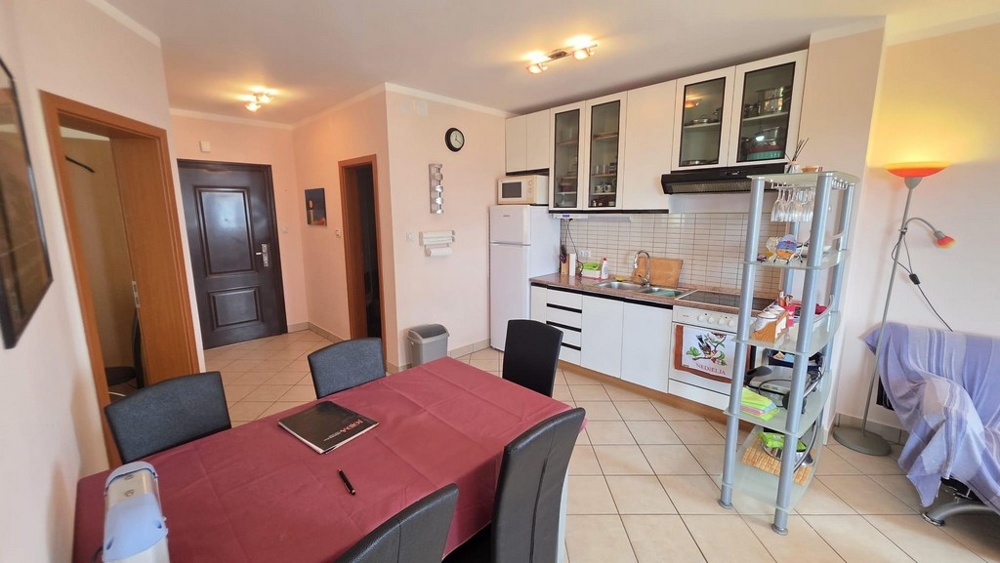 Séjour avec cuisine et table