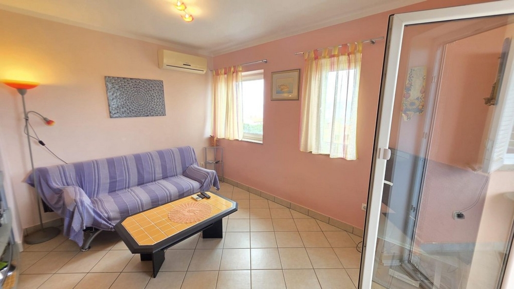 Salon avec canapé et climatisation