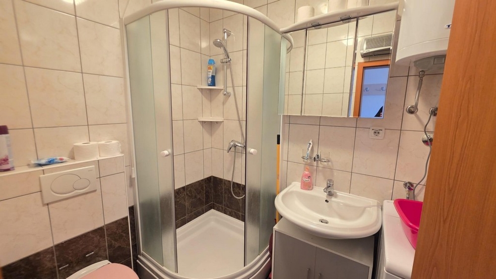 Salle de bains avec douche en Croatie