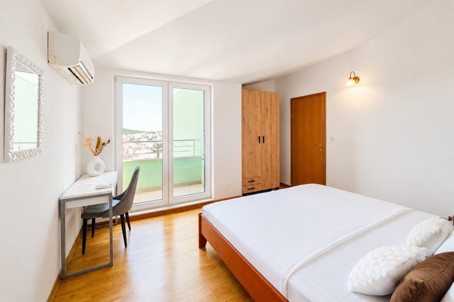 Chambre avec accès au balcon et vue mer