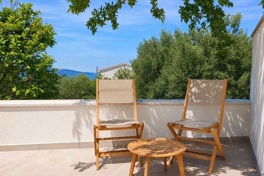 Terrasse avec chaises longues et vue mer