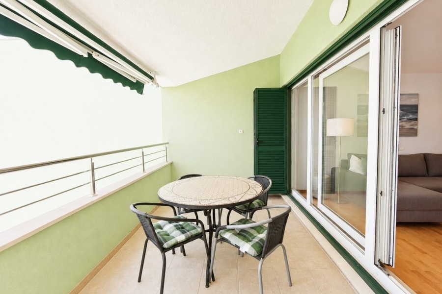 Loggia avec coin salon près du séjour